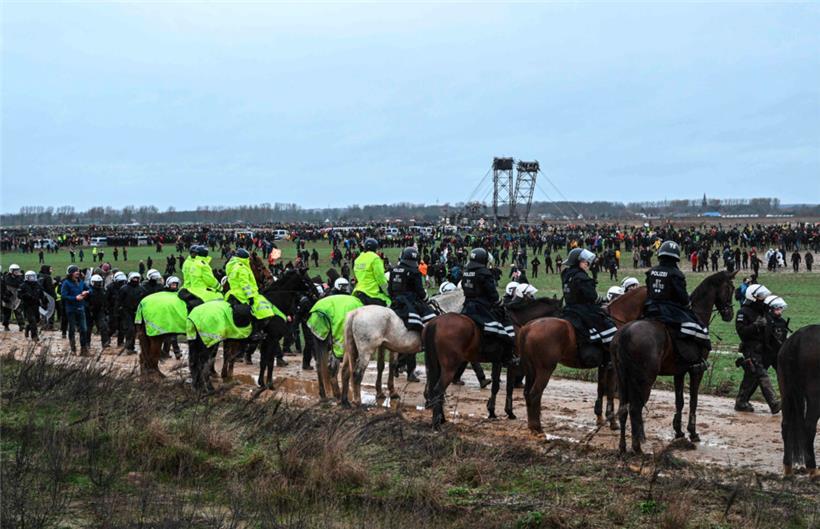 Berittene Polizisten am 14. Januar 2023 während der Großdemonstration gegen den Abriss des Dorfes Lützerath
