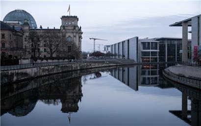 Berlin: Das Reichstagsgebäude, das Paul-Löbe-Haus und das Marie-Elisabeth-Lüders-Haus spiegeln sich in der Spree
