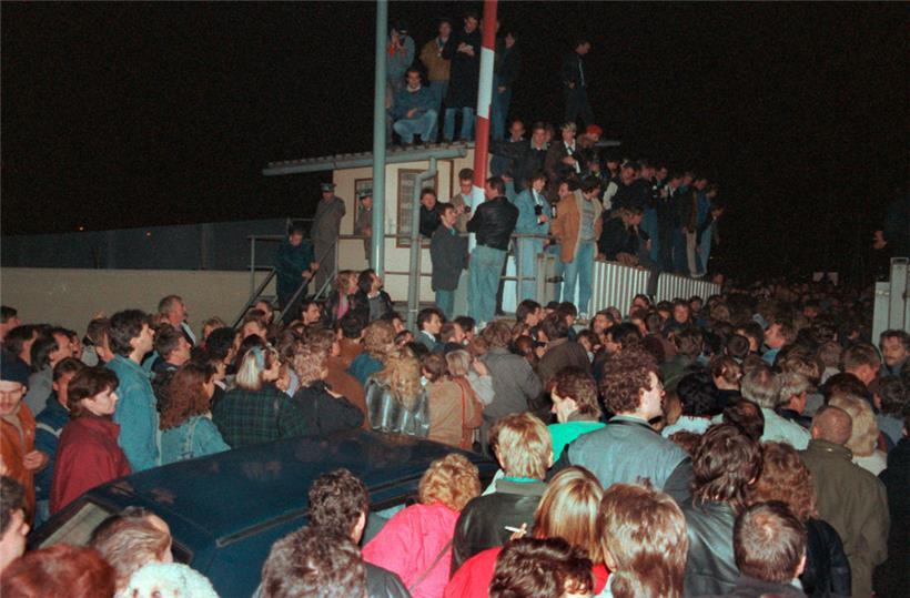 Berlin: In der Nacht vom 9. auf den 10. November 1989 strömen die Menschen über ...