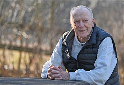 Berlin, Storkow: Wolfgang Kohlhaase, Drehbuchautor, sitzt während eines Gespräches mit der Deutschen Presse-Agentur in seinem Garten
