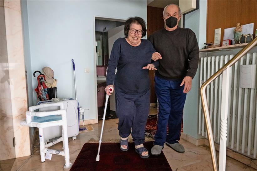 Bernadette Schmit (90) ist auf Pflege angewiesen. Dank ihres Lebensgefährten „Johny“ Clemens (75) kann sie zu Hause versorgt werden. Pflegende Angehörige leben ein Schattendasein in der Gesellschaft. Der „Tag der pflegenden Angehörigen“ will das ändern. 
