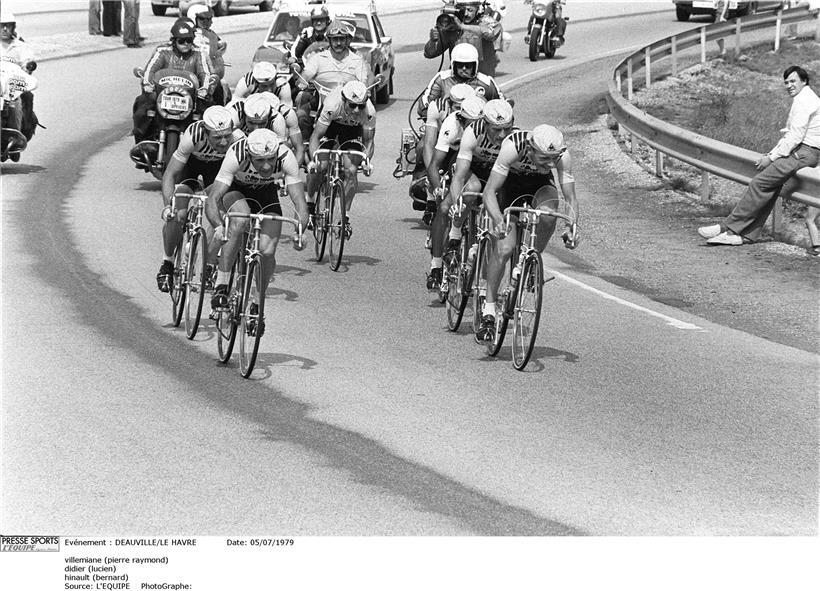 Bernard Hinault (Mitte) mit seiner Renault-Truppe beim Mannschaftszeitfahren 1979 zwischen Deauville und Le Havre, rechts vorne Lucien Didier
