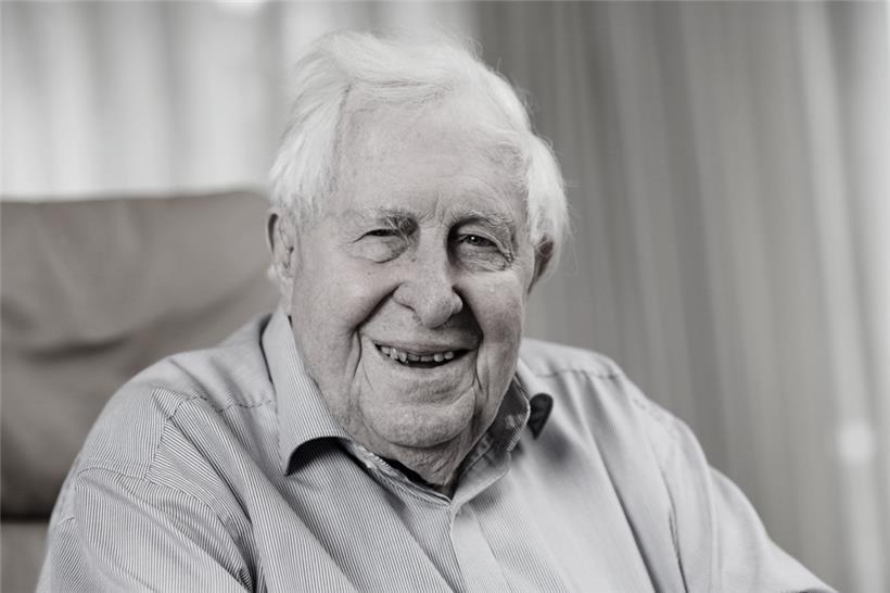 Bernhard Vogel (CDU), ehemaliger Ministerpräsident von Rheinland-Pfalz und Thüringen, lächelt während eines Gesprächs in seinem Wohnzimmer. Der CDU-Politiker Bernhard Vogel ist im Alter von 92 Jahren gestorben. 
