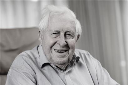 Bernhard Vogel (CDU), ehemaliger Ministerpräsident von Rheinland-Pfalz und Thüringen, lächelt während eines Gesprächs in seinem Wohnzimmer. Der CDU-Politiker Bernhard Vogel ist im Alter von 92 Jahren gestorben. 
