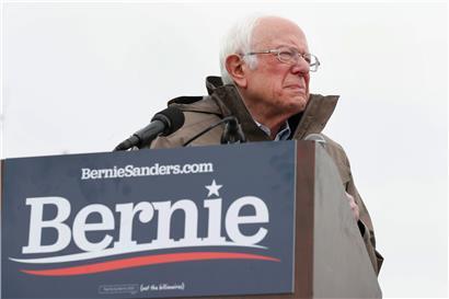 Bernie Sanders, demokratischer Bewerber um die Präsidentschaftskandidatur, spricht während einer Wahlkampfveranstaltung. Sanders steigt aus dem Präsidentschaftsrennen der US-Demokraten aus und macht damit den Weg frei für eine Kandidatur des Ex-US-Vizepräsidenten Biden. Das gab Sanders‘ Wahlkampfteam am Mittwoch (08.04.2020) bekannt. 

