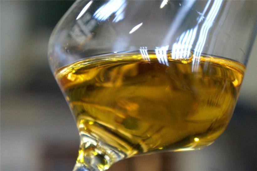 Bernsteinfarbenes Weinprodukt von der Mosel