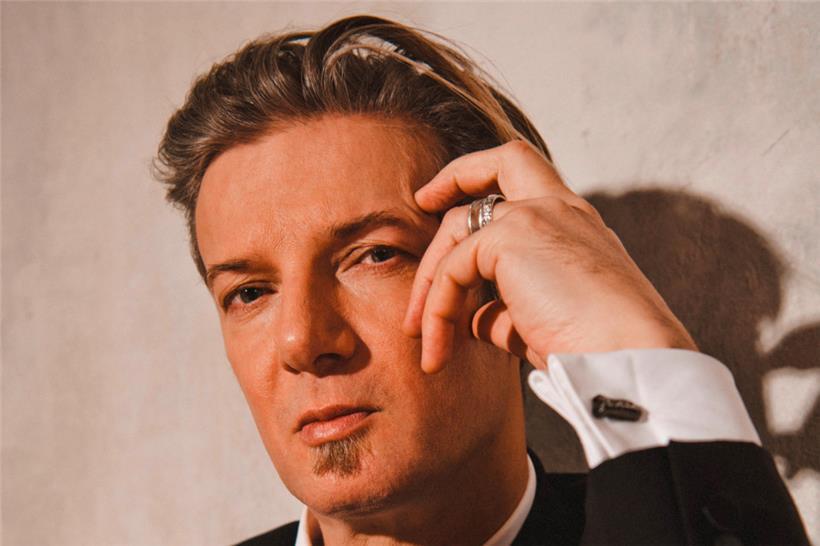 Bertrand Belin se présente ainsi à nos lecteurs: „Je suis un musicien, chanteur français qui vient de faire paraître son septième album, qui traverse sa vie avec ce métier de musicien dans une constance, en dehors du monde du vedettariat“
