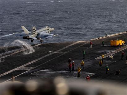 Besatzungsmitglieder der USS Abraham Lincoln drohen damit, vom Schiff zu springen