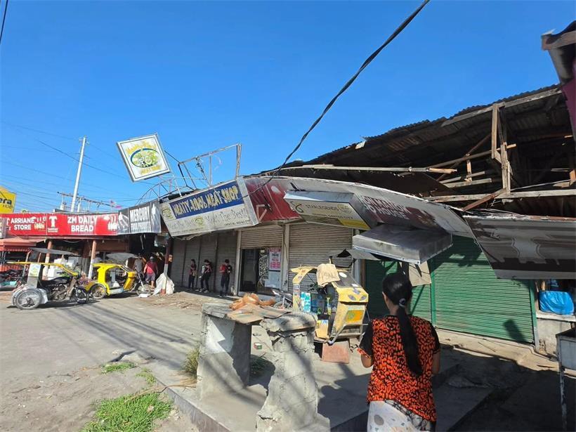 Beschädigte Geschäfte nach Erdbeben Stärke 7,8 in General Santos City, Philippinen, zerstörte Gebäude und Trümmer sichtbar