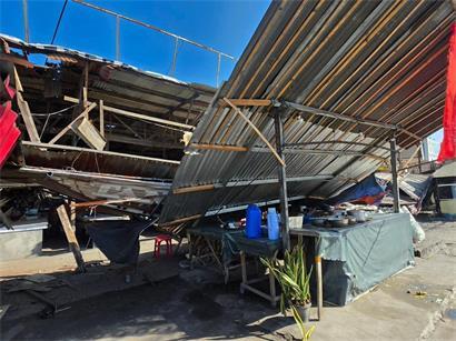 Beschädigte Geschäfte nach einem Erdbeben der Stärke 7,8 in General Santos City, Philippinen, sind zu sehen