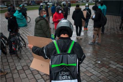 Beschäftigte von „Uber Eats“ im französischen Nantes protestierten bereits im März 2021 für bessere Arbeitsbedingungen
