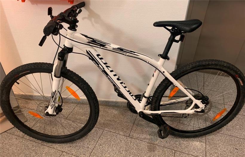 Besitzer des Fahrrads der Marke „Specialized“ gesucht

