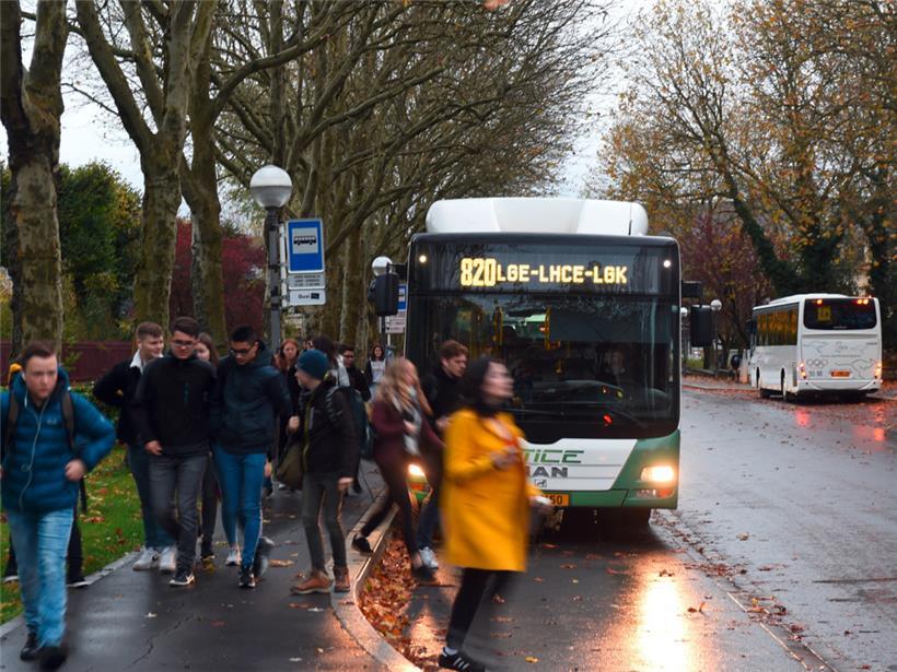 Besonders Schüler und junge Menschen ohne Auto sind auf einen gut funktionieren öffentlichen Transport angewiesen
