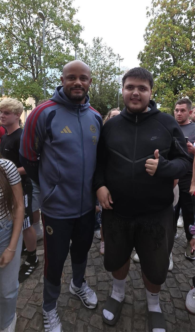 Zahlreiche Anhänger versetzen Nennig in den Ausnahmezustand Besonders Trainer Vincent Kompany nahm sich Zeit für die Fans