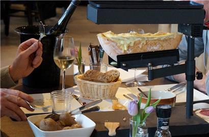 Besonders beliebt bei Pit Pundels Gästen ist der originelle „Raclette-Dësch“
