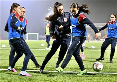 Junge Fußballspieler der U19-Mannschaft hoffen auf Unterstützung nach erfolgreichen Leistungen der letzten Monate
