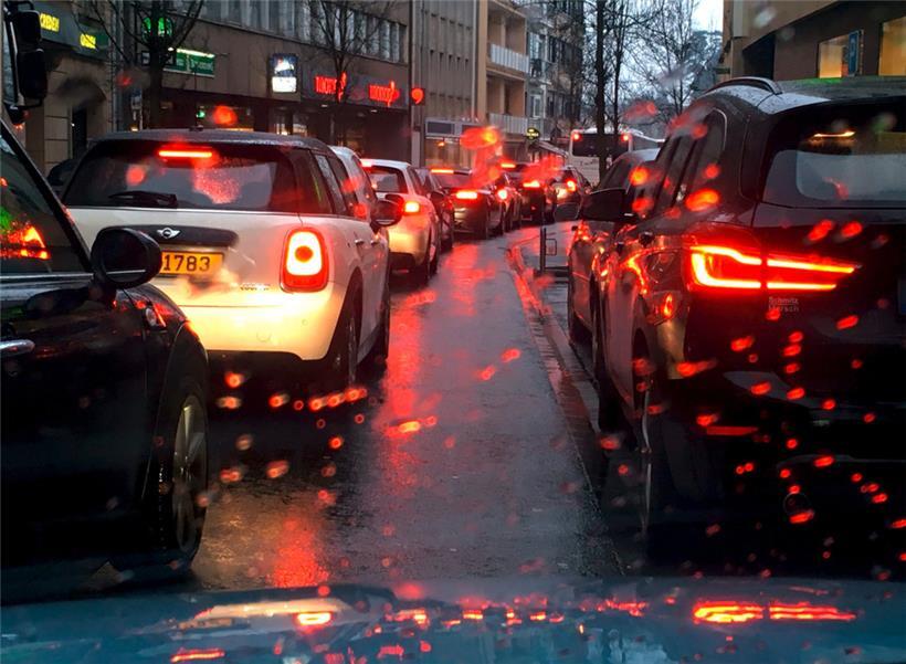 Besonders in der Dämmerung und bei Regen müssen die Scheinwerfer und Reifen funktionstüchtig sein 

