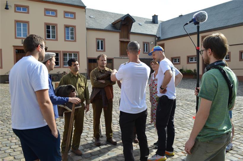 Besprechung vor dem Filmdreh: Regisseur und Kamera- sowie Tonleute kommen aus den Reihen der Pfadfinder, die sich auch um das Catering des insgesamt 40-köpfigen Teams kümmern

