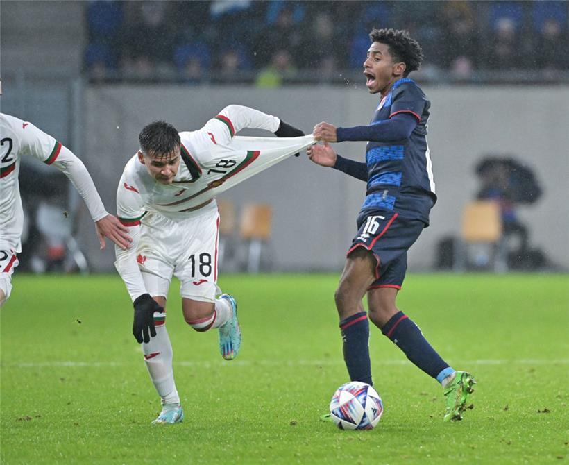 Bester Mann auf dem Platz gegen Bulgarien: Leandro Barreiro (r.) greift in dieser Szene zu unfairen Mitteln
