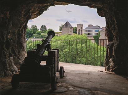 Natürliches Felsloch im Berg – beliebtes Wanderziel und Naturhighlight in Luxemburgs Landschaft