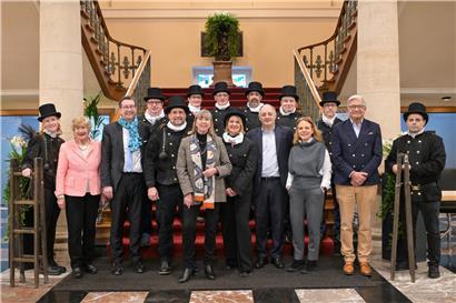 Schornsteinfegerinnen besuchen das historische Rathaus der Stadt Luxemburg bei offizieller Veranstaltung