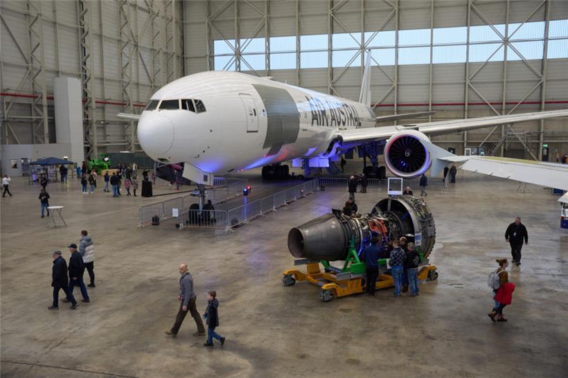 Besucher betrachten am Flughafen Hahn im Hangar des Flugzeug-Wartungsunternehmens „Hangar 901“ Flugzeuge, die dort gewartet werden

