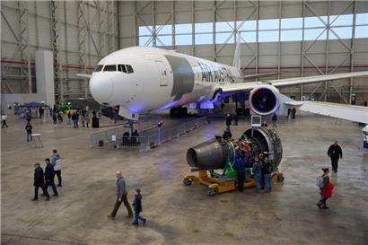 Besucher betrachten am Flughafen Hahn im Hangar des Flugzeug-Wartungsunternehmens „Hangar 901“ Flugzeuge, die dort gewartet werden
