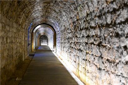 Besucher der Petruss-Kasematten können die Gänge auf eigene Faust erkunden
