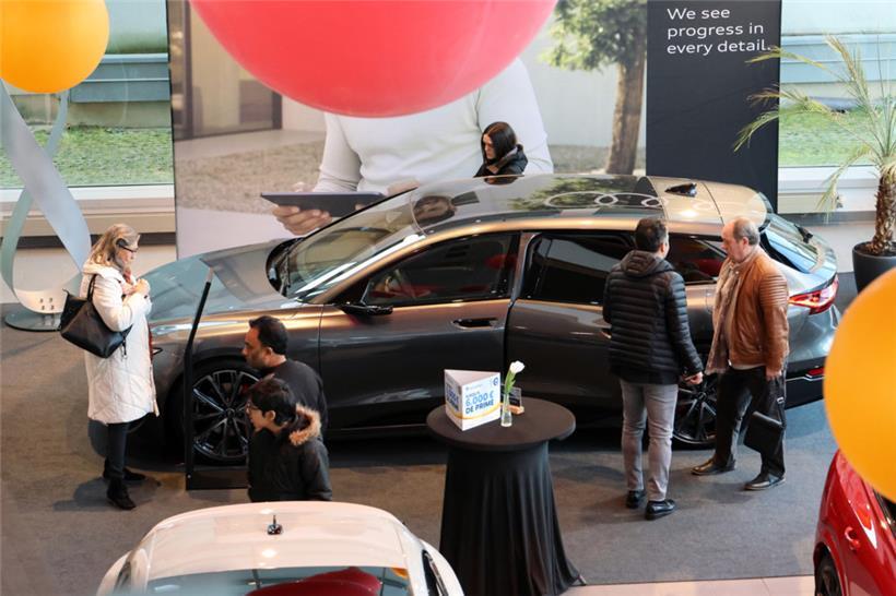 Besucher des Autofestivals in einem Autohaus in Luxemburg-Bonneweg
