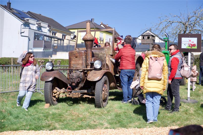 Besucher genießen die entspannte Stimmung zwischen Tradition und Geselligkeit