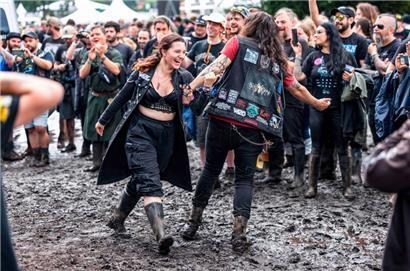 Besucher im Jahr 2023: Wer die Chance erhält, das Wacken-Publikum zum Headbangen und Feiern zu bringen, entscheidet sich am Samstag
