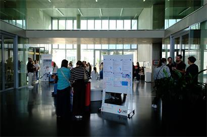 Besucher informieren sich an Plakaten und Erklärungstafeln über die Arbeit des LNS