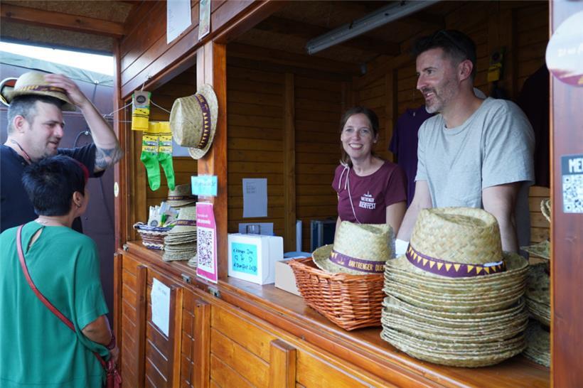 Besucher konnten Strohhüte, Strümpfe und T-Shirts mit dem Logo des „Bartrenger D...