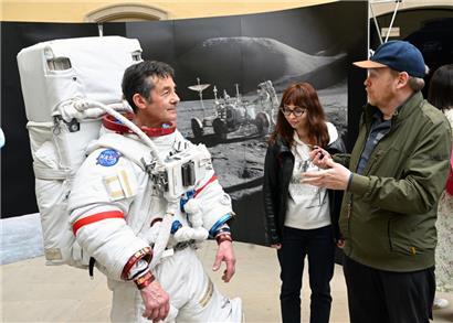 Besucher konnten sich mit echten Astronauten über deren Arbeit unterhalten
