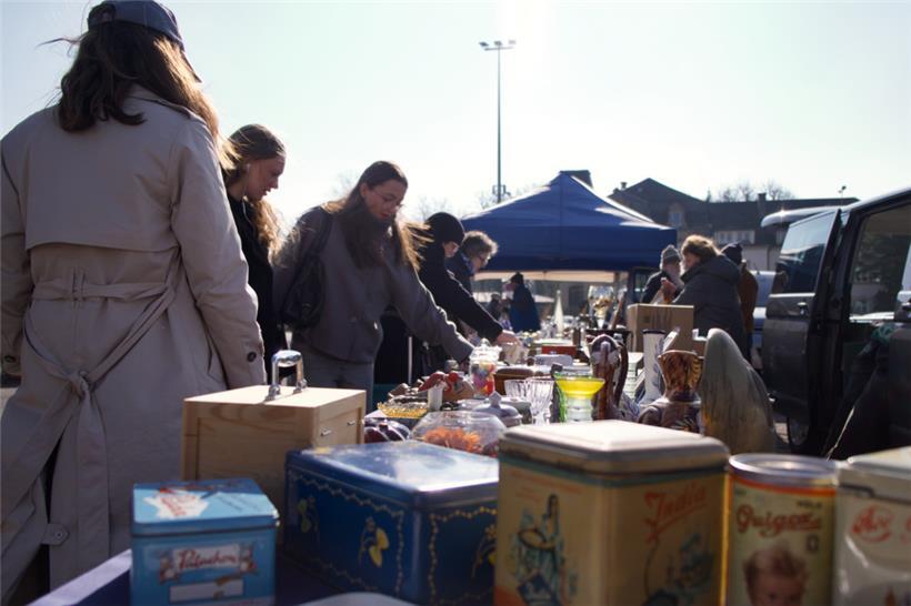Besucher stöbern durch die bunten Stände und genießen die frische Marktatmosphär...