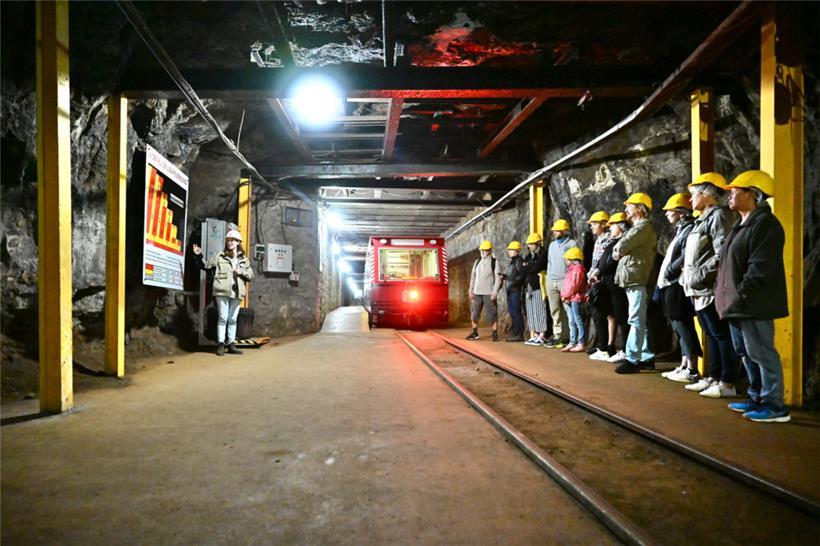 Besucher warten auf die Grubenbahn
