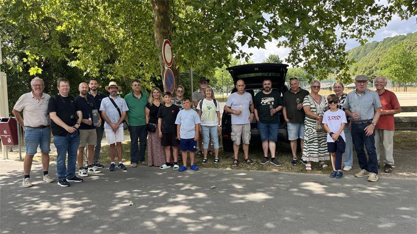 Besuchergruppe auf Entdeckungsfahrt an der Mosel