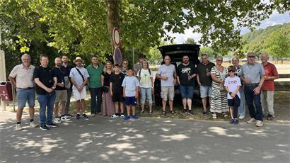 Besuchergruppe auf Entdeckungsfahrt an der Mosel