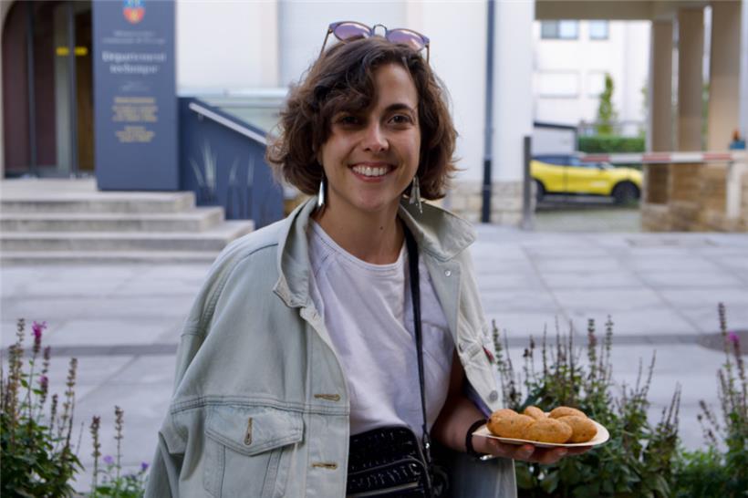 Besucherin Florence Urhausen probiert portugiesische Spezialitäten und lobt besonders die Suppe Caldo Verde
