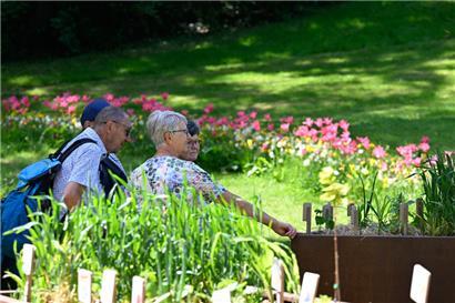 Besucherinnen und Besucher beim Entdecken der LUGA-Installationen im Petruss-Tal
