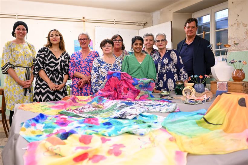 Betreuer und „Art libre“-Mitglieder im Gruppenbild mit Schöffe Pim Knaff (r.) un...