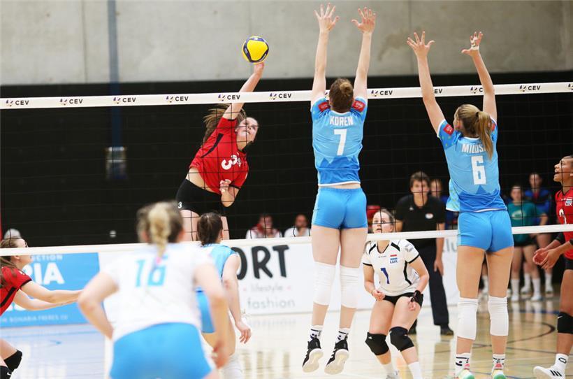 Betty Hoffmann (in Rot) zeigte einige sehenswerte Angriffe 
