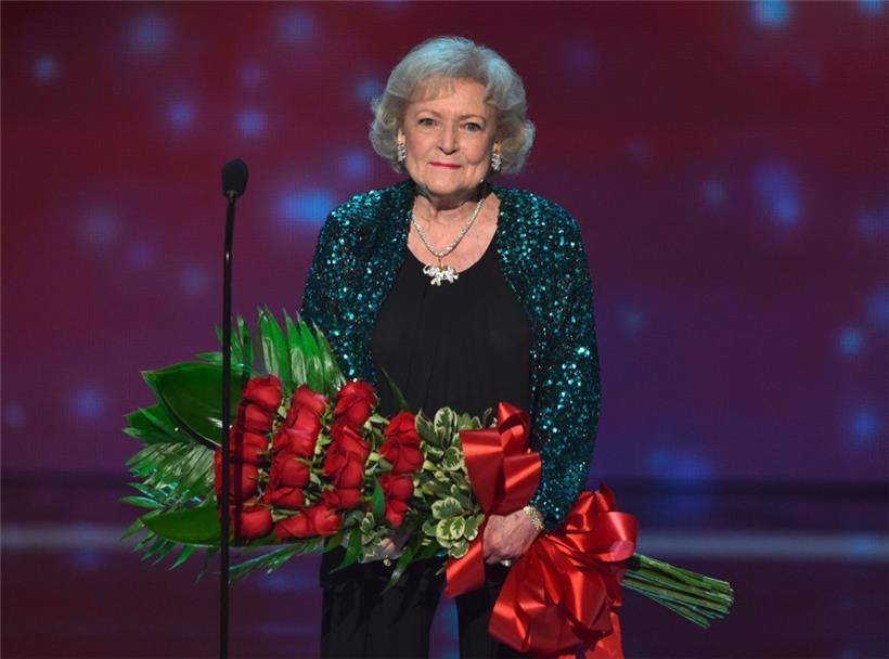 Betty White starb nach Angaben der US-Magazine „People“ und „Deadline“ unter Berufung auf Manager Jeff Witjas im Alter von 99 Jahren.
