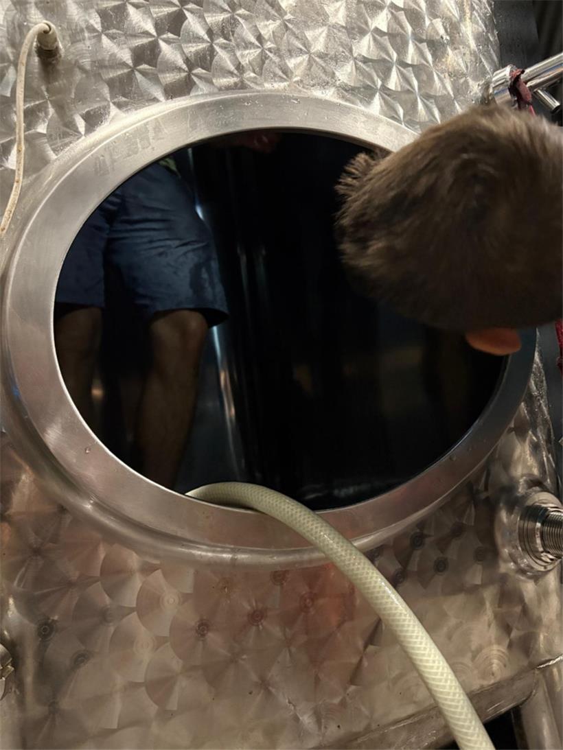 Bevor der Most abgefüllt werden kann, muss das Fass ausgespült werden