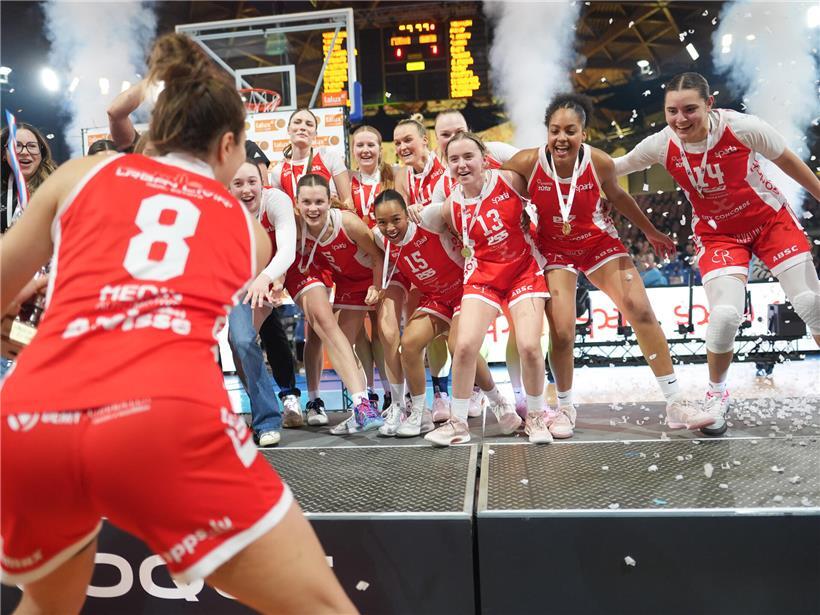 Nicole Torresani (2.v.r.) feiert mit ihrem Team vor der USA-Reise im Sommer einen wichtigen Titelgewinn