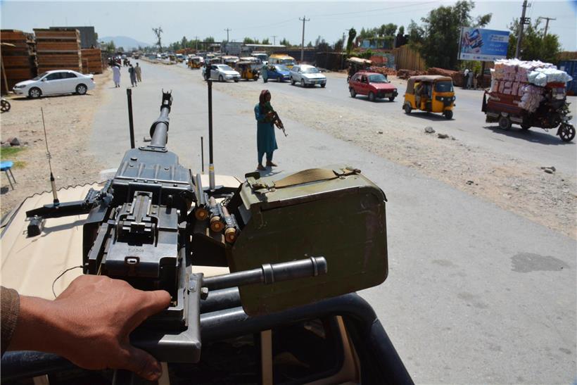 Bewaffnete Mitglieder der Taliban stehen an einem Sicherheitskontrollpunkt
