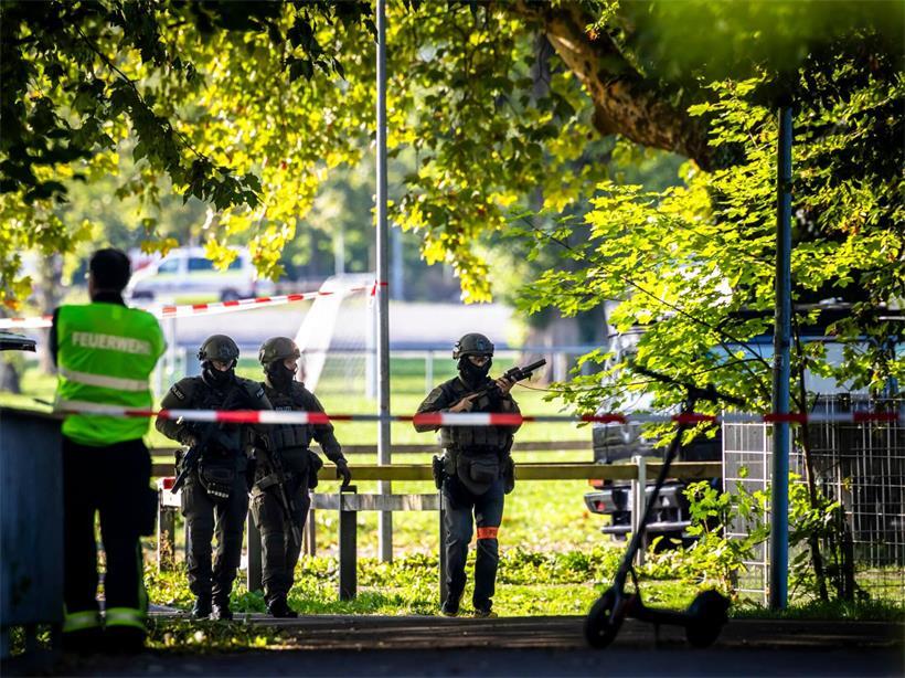 Bewaffnete Polizeibeamte patrouillieren in der Nähe der Pferderennbahn Schachen in Aarau