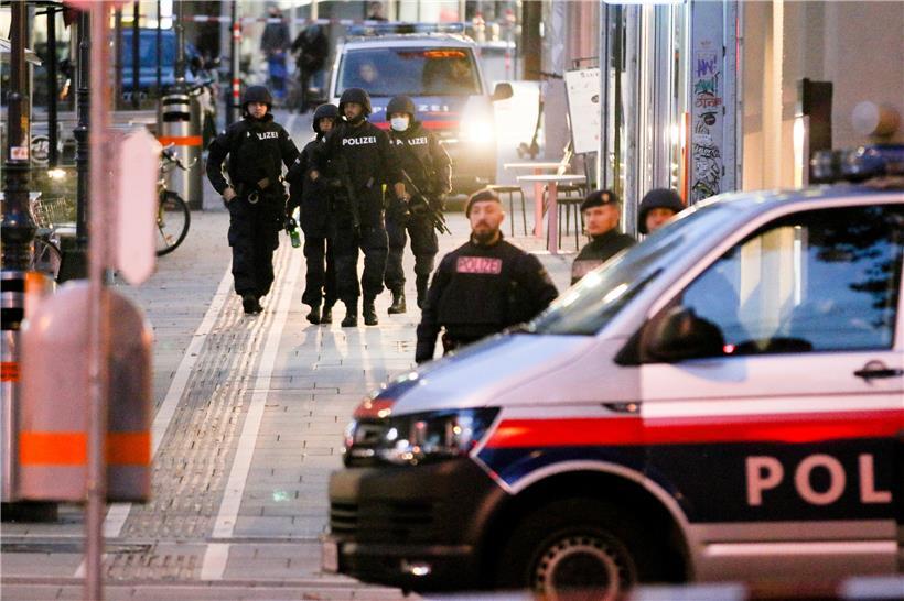 Bewaffnete Polizisten patrouillieren am frühen Morgen auf einer abgesperrten Straße nach einem Schusswechsel im Stadtzentrum. Die Terrorattacke von Wien geht nach den Worten von Österreichs Innenminister Nehammer auf das Konto mindestens eines islamistischen Terroristen.

