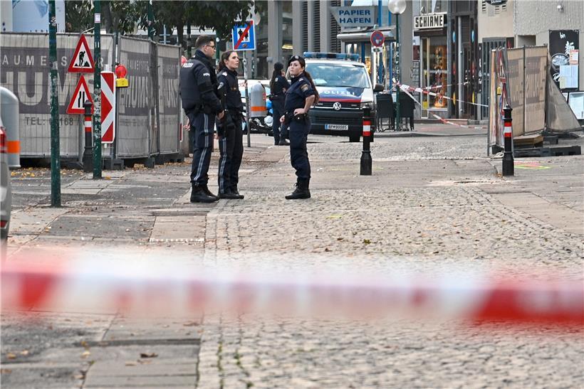 Bewaffnete Polizisten stehen Wache nach einem Schusswechsel im Stadtzentrum
