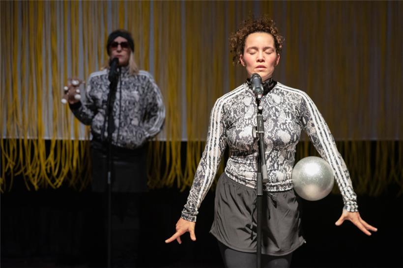 Beweglichkeit, Talent, Willenskraft, Ehrgeiz, Verzicht, Beweglichkeit, Stressresistenz, Musikalität und Muskelkraft – viel mehr verlangt Trainerin Marion (Rothhaar, links) nicht von ihrer Sportlerin Rahel (Jankowski)
